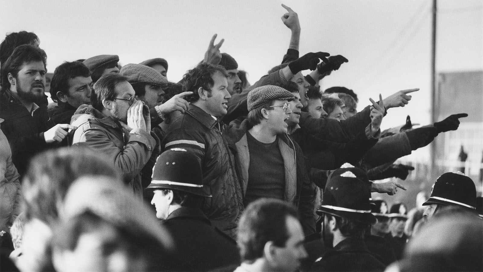 עימותים בין כורים לשוטרים בהפגנה במהלך שביתת הכורים בבריטניה. מרץ 1985 (Photo by Steve Eason/Getty Images)