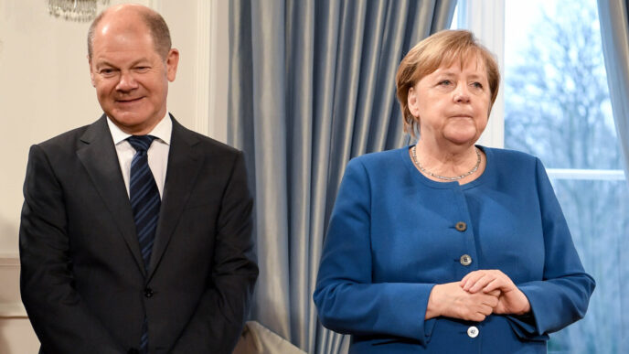 קנצלרית גרמניה, אנגלה מרקל ושר האוצר הגרמני, אולף שולץ, הופכים את המדיניות על פיה. (Photo by Britta Pedersen/picture alliance via Getty Images)