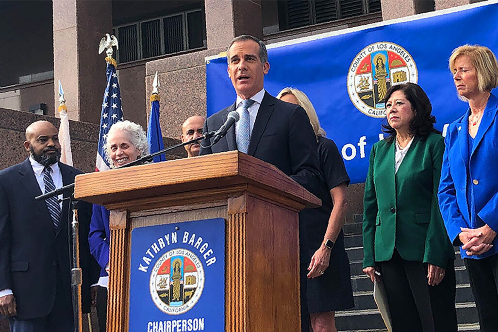 ראש עיריית לוס אנג'לס, אריק גראסטי, מודיע במסיבת עיתונאים על הידבקות בנגיף הקורונה של שישה בני אדם, 4 במרץ 2020 (AP Photo/Stafanie Dazio)