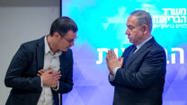 רה"מ נתניהו ומנכ"ל משרד הבריאות משה בר סימן טוב, בתדרוך הנושא התפרצות הקורונה בישראל. (צילום: אוליבר פיטוסי/פלאש90)