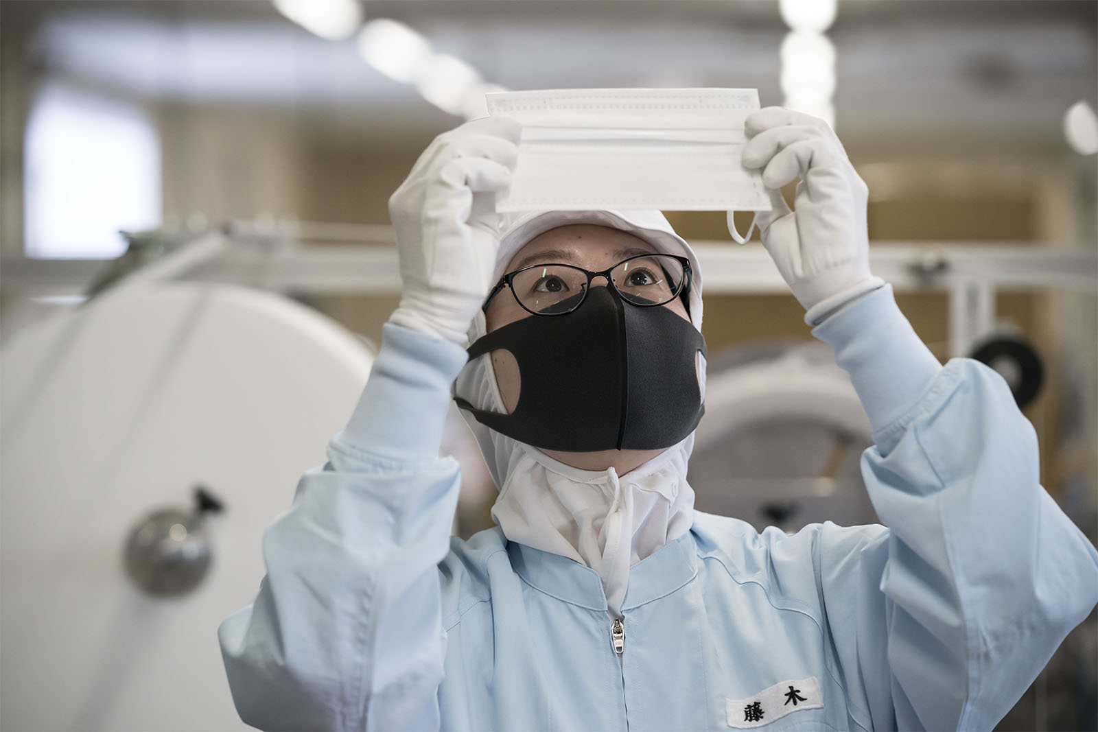 עובדת במפעל לייצור מסכות נגד קורונה ביפן (Photo by Tomohiro Ohsumi/Getty Images)