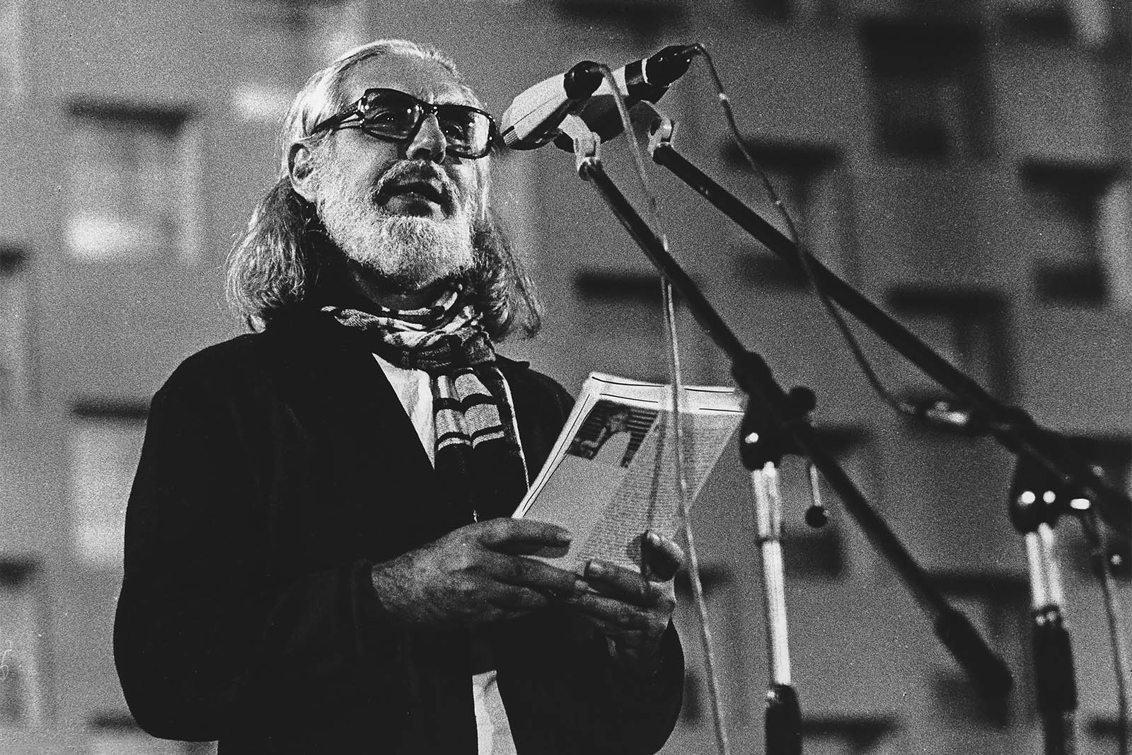 המשורר הניקרגואי ארנסטו קרדנל באירוע הקראת שירה בשנת 1980 (Photo by Lachmann/ullstein bild via Getty Images)