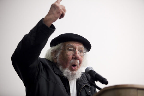 המשורר הניקרגואי ארנסטו קרדנל באירוע הקראת שירה בבולטימור, ארה"ב. 18 באפריל 2010 (Photo by Dennis Drenner/For The Washington Post via Getty Images).