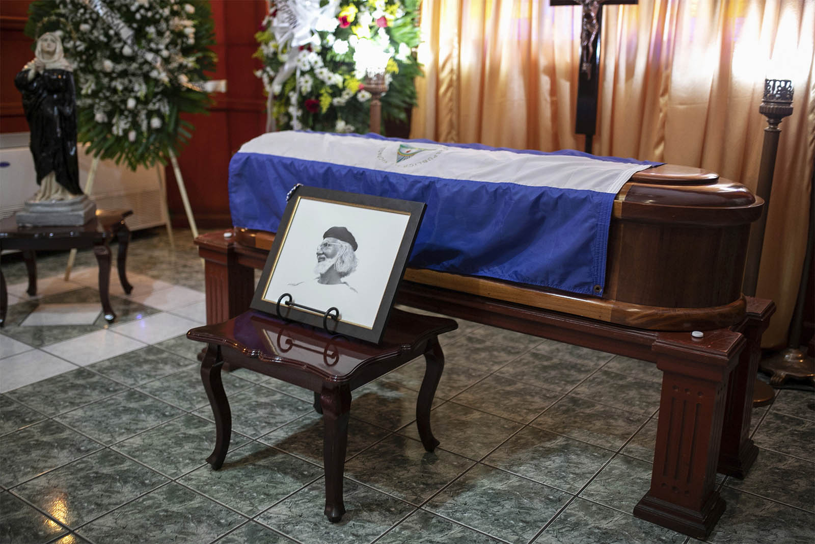 ארונו של המשורר הניקרגואי ארנסטו קרדנל עם דגל ניקרגואה מוצג בכנסייה בטקס האשכבה שלו . 2 במרץ 2020 (AP Photo/Alfredo Zuniga)