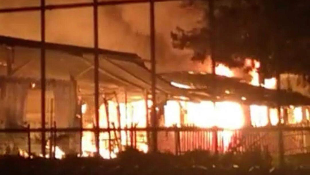 الحريق في مدرسة "السلام" في جزيرة ليسبوس (بإذن من المدرسة)