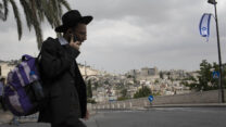 חרדי מדבר בטלפון סלולרי  בירושלים (צילום: שרה שומאן/פלאש90)