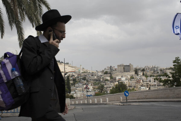 חרדי מדבר בטלפון סלולרי  בירושלים (צילום: שרה שומאן/פלאש90)