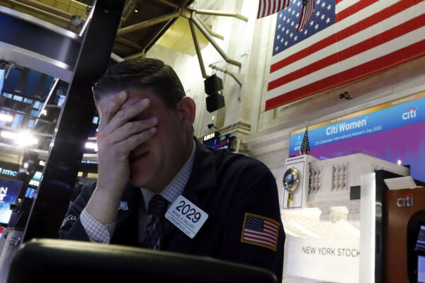 סוחר בבורסה בוול סטריט, בעקבות נפילות שערים חדות בצל מגפת הקורונה. 9 במרץ 2020 (AP Photo/Richard Drew)