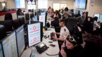עובדי מד"א במוקד לאומי משולב להתמודדות עם נגיף הקורונה, למצולמים אין קשר לכתבה (אבשלום ששוני / פלאש 90)