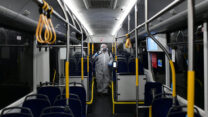 חיטוי אוטובוס בתל אביב. 9 במרץ 2020. (צילום: תומר ניוברג/פלאש90)