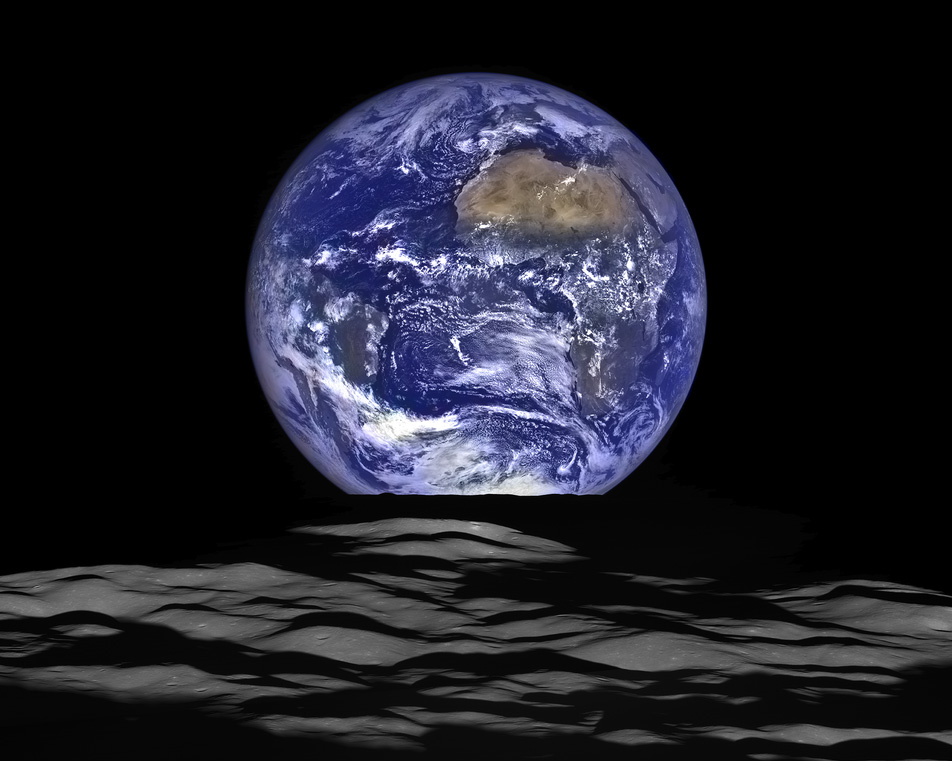 כדור הארץ כפי שהוא נראה מהירח. מציינים 4.5 מיליארד שנים מאז ההתנגשות?  (קרדיט: NASA Goddard)