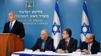 רה"מ נתניהו ושר האוצר כחלון, שר הכלכלה כהן ונגיד בנק ישראל אמיר ירון במסיבת עיתונאים בצל משבר הקורונה. 11 במרץ 2020 (צילום: אוליבר פיטוסי/פלאש90)