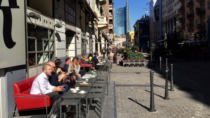 התושבים נענו בשמחה לאתגר שהציבו המנהיגים, והמשיכו למלא את בתי הקפה. אנשים ברחובות מילאנו, 28 בפברואר 2020 (AP Photo/Luca Bruno)