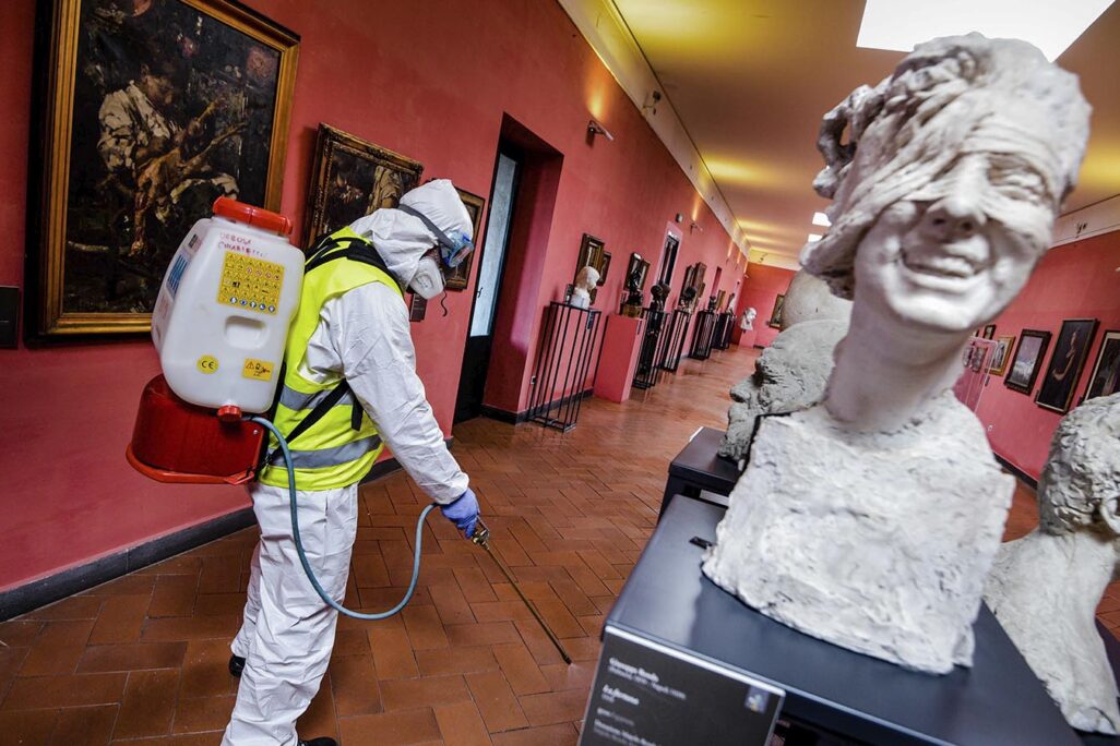 צוות חיטוי נגד קורונה במוזיאון בנאפולי. 10 במרץ 2020 (Alessandro Pone/LaPresse via AP)