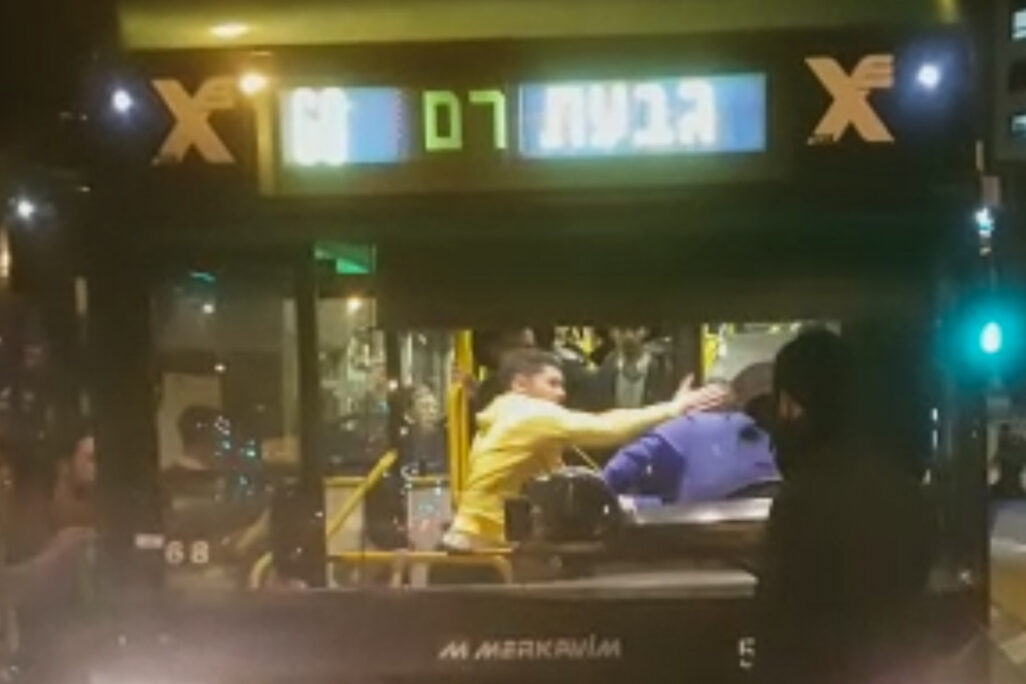 Photograph of the bus driver attack on line 68, Mar. 4, 2020 (Photograph: Histadrut)