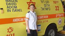 ענת גילגל פראמדיקית מד"א. "אנחנו עובדים מסביב לשעון, זה כמו יום אחד ארוך שלא נגמר" (קרדיט: דוברות מד"א)