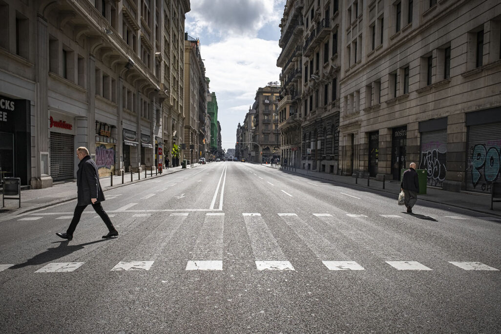 רחוב ריק בברצלונה לאחר שממשלת ספרד הטילה עוצר בניסיון לבלום את התפשטות וירוס הקורונה, מרץ 2020 (Photo by Paco Freire/SOPA Images/LightRocket via Getty Images)