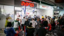 תור בכניסה לסופרמרקט באשדוד. ארכיון (צילום: פלאש 90).