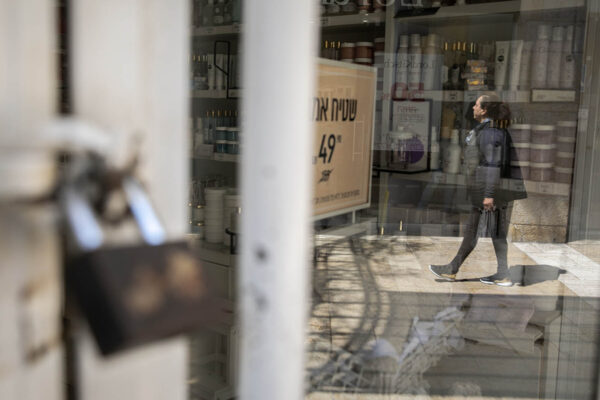 חנות סגורה בקניון ממילא, ירושלים בזמן מגפת הקורונה (צילום: אלויבר פיטוסי/פלאש90)
