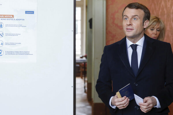 נשיא צרפת עמנואל מקרון מצביע בבחירות המקומיות בצרפת. 15 במרץ 2020 (Pascal Rossignol/Pool via AP)