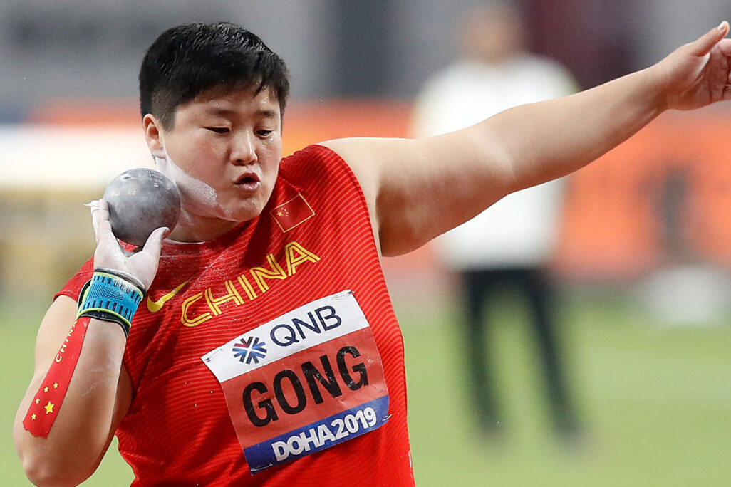 הספורטאית הסינית ליג'יאו גונג שרבעה את תוצאת השנה בהדיפת כדור ברזל, במהלך משבר הקורונה.(Photo by Martin Rickett/PA Images via Getty Images)