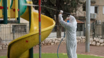 עיריית צפת מבצעת חיטוי אתרים ציבוריים ברחבי העיר (צילום: דוברות עיריית צפת)