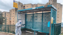 עובד עיריית צפת מבצע חיטוי אתרים ציבוריים ברחבי העיר (צילום: דוברות עיריית צפת)