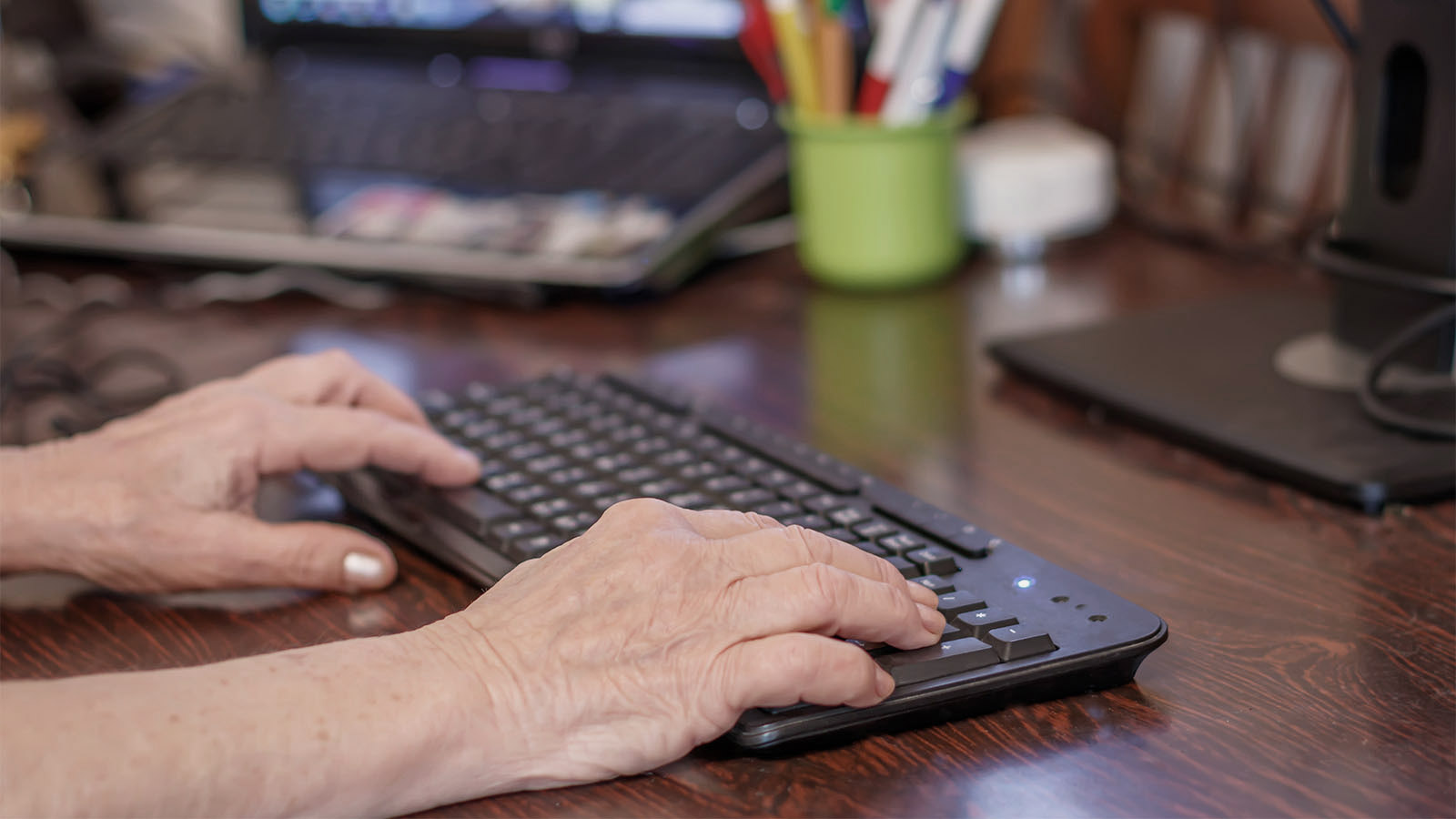 מבוגרים בעבודה (צילום: Shutterstock)