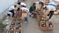 חלוקת אריזות מזון על ידי מתנדבים בשדרות (צילום ארכיון:  ChameleonsEye / shutterstock)