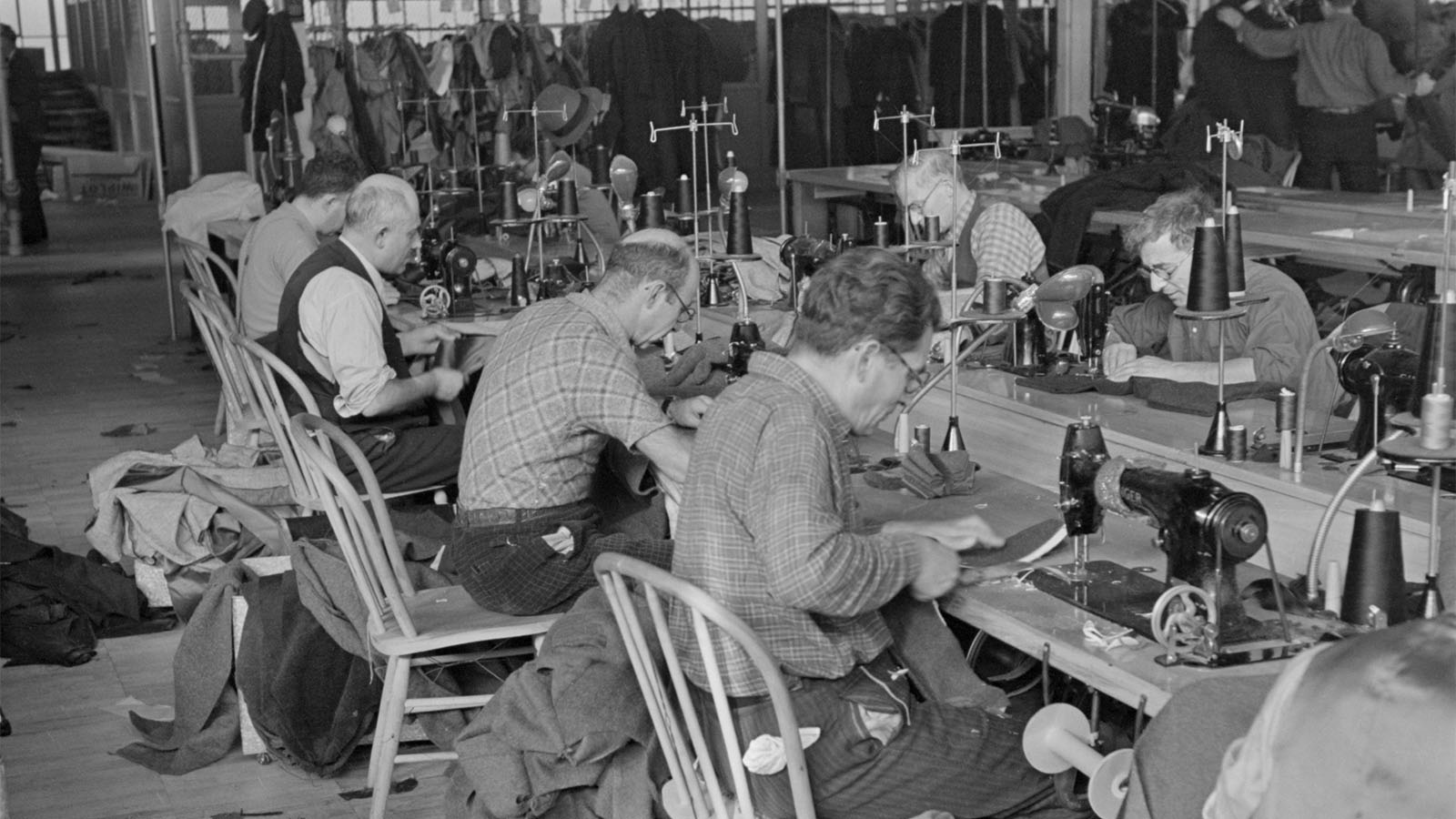 עובדים בתעשיית הבדים שצמחה בתקופת ה&quot;ניו-דיל&quot; מחוץ למרכזי הערים במטרה לעודד תעסוקה, 1936 (צילום: Everett Historical / shutterstock).