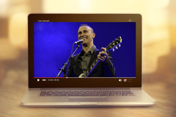 אסף אמדורסקי בהופעה במחשב. (צילומים: פלאש90, Shutterstock. עיבוד: אידאה)