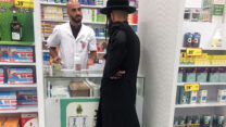 אילוסטרציה של רוקח ולקוח. (צילום: Inna Reznik / Shutterstock.com)