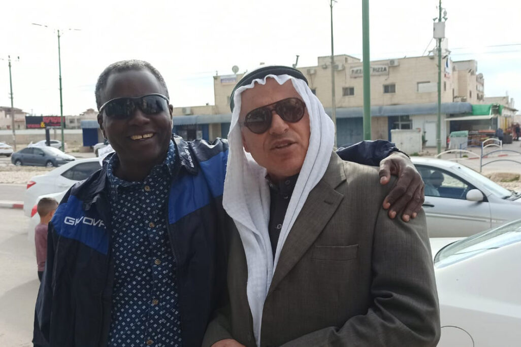 محمد أبو سويلم وعبد الفرونة أمام مركز الاقتراع في شقيب السلام (تصوير: نيتسان تسفي كوهين)