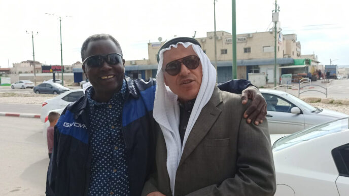 محمد أبو سويلم وعبد الفرونة أمام مركز الاقتراع في شقيب السلام (تصوير: نيتسان تسفي كوهين)