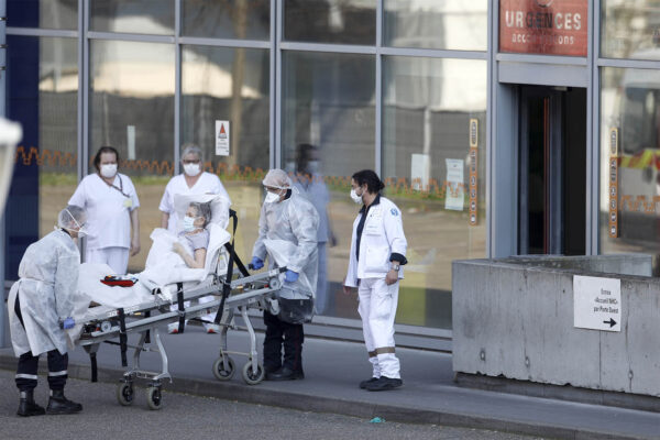 קשישה מובלת לאשפוז בבית חולים בשטרסבורג. 19 במרץ 2020 (AP Photo/Jean-Francois Badias)