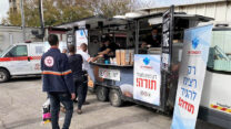 מצבע חלוקת המבורגר ושתייה של ההסתדרות לעובדי מד"א (צילום: דוברות ההסתדרות)