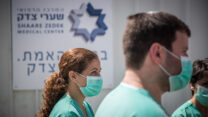 צוות רפואיי במחלקה לחולי קורונה בבית החולים שערי צדק. 24 במרץ (צילום: יונתן זינדל/פלאש90)