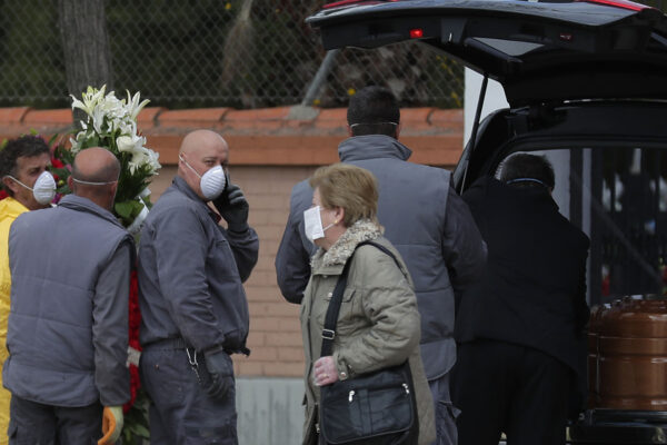 הלוויה של אדם שנפטר מקורונה בספרד (צילום: AP Photo/Manu Fernandez).