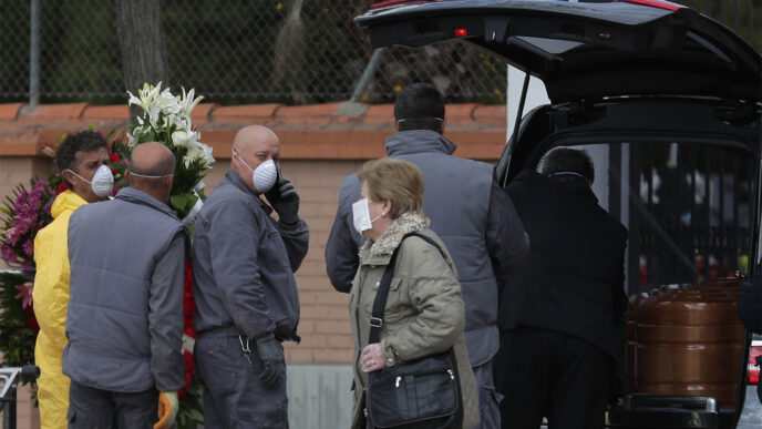 הלוויה של אדם שנפטר מקורונה בספרד (צילום: AP Photo/Manu Fernandez).