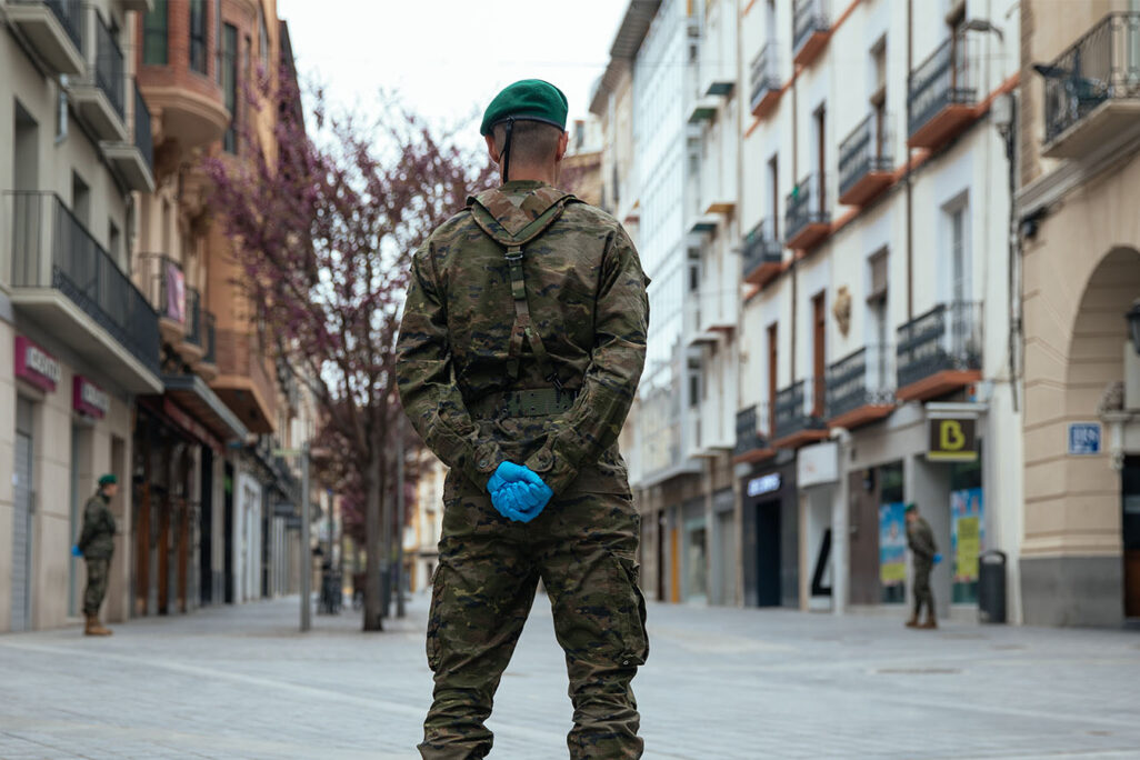 חיילים ברחובות ספרד אוכפים את הסגר שהונהג על מנת לבלום את התפשטות נגיף COVID-19, מרץ 2020 (Photo by Álvaro Calvo / Getty Images)
