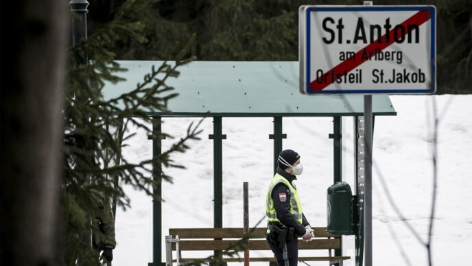 אתר הסקי &quot;ischgl ski resort&quot; בהסגר בשל מגפת הקורונה. 14 במרץ (Photo by Jan Hetfleisch/Getty Images)