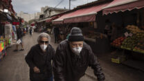 זוג קשישים בשוק בתל אביב. למצולמים אין קשר לכתבה (AP Photo/Oded Balilty)