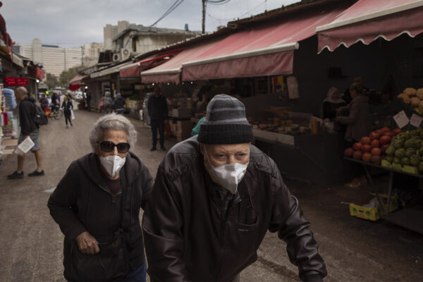 זוג קשישים בשוק בתל אביב. למצולמים אין קשר לכתבה (AP Photo/Oded Balilty)