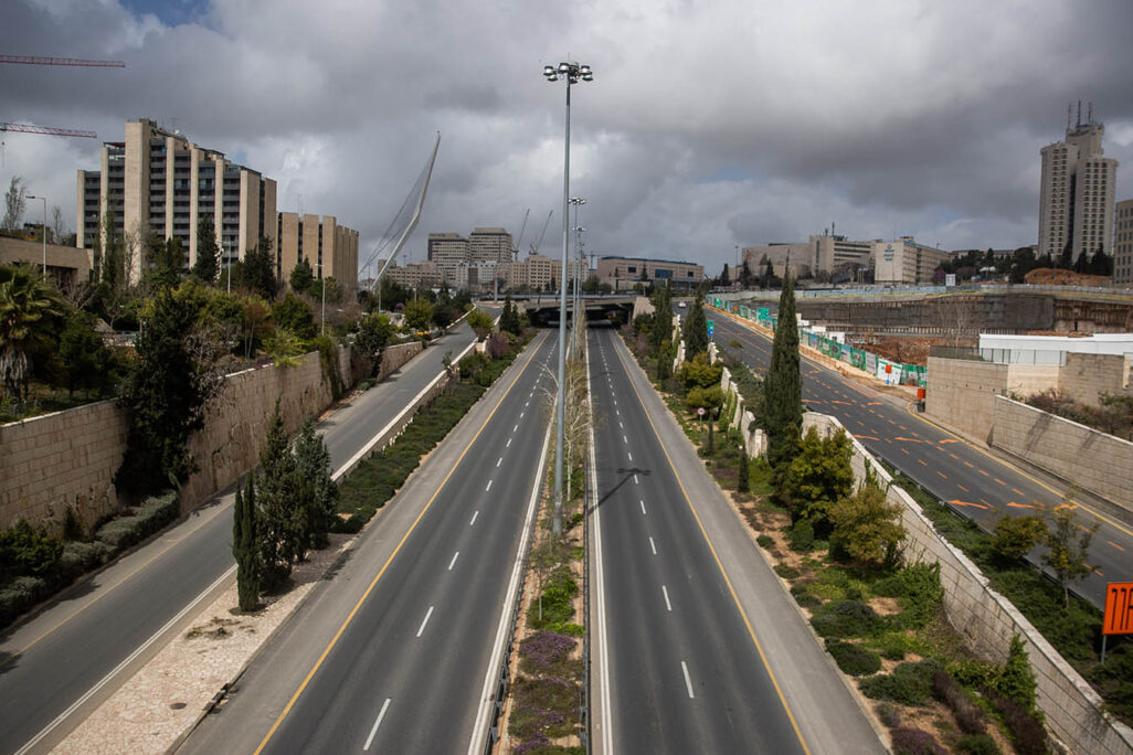 דרך בגין בירושלים ריקה. 28 במרץ (צילום: יונתן זינדל/פלאש90)