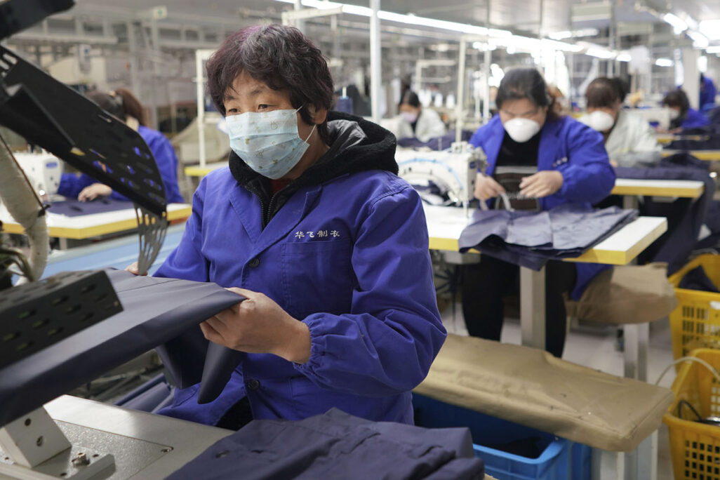 עובדות ייצור במפעל טקסטיל בסין. הורדת קצב התאוששות משקפת את ההשפעה של הקורונה על עולם העבודה ואי ודאות לגבי השלבים העתידיים  של המגיפה (Zhu Xudong/Xinhua via AP)