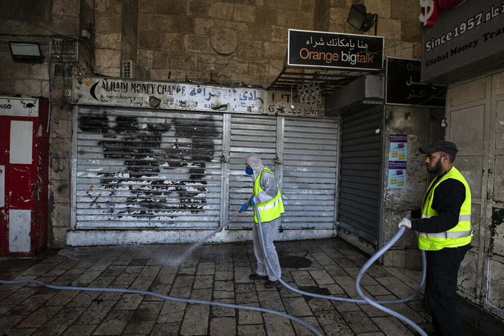 עובדי עיריית ירושלים מחטאים נגד נגיף הקורונה בעיר העתיקה. 29 במרץ 2020 (צילום: אוליבר פיטוסי/פלאש90)
