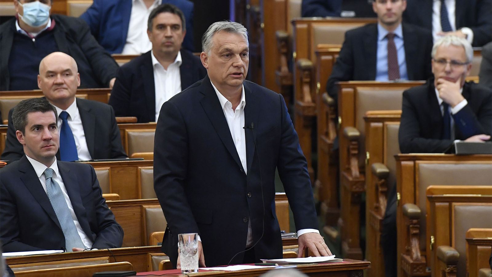 ויקטור אורבן, ראש ממשלת הונגריה משיב לשאלה בבית הנבחרים במהלך הצבעה על הארכת סמכויות חירום לממשלתו. 30 במרץ (Zoltan Balogh/MTI via AP)