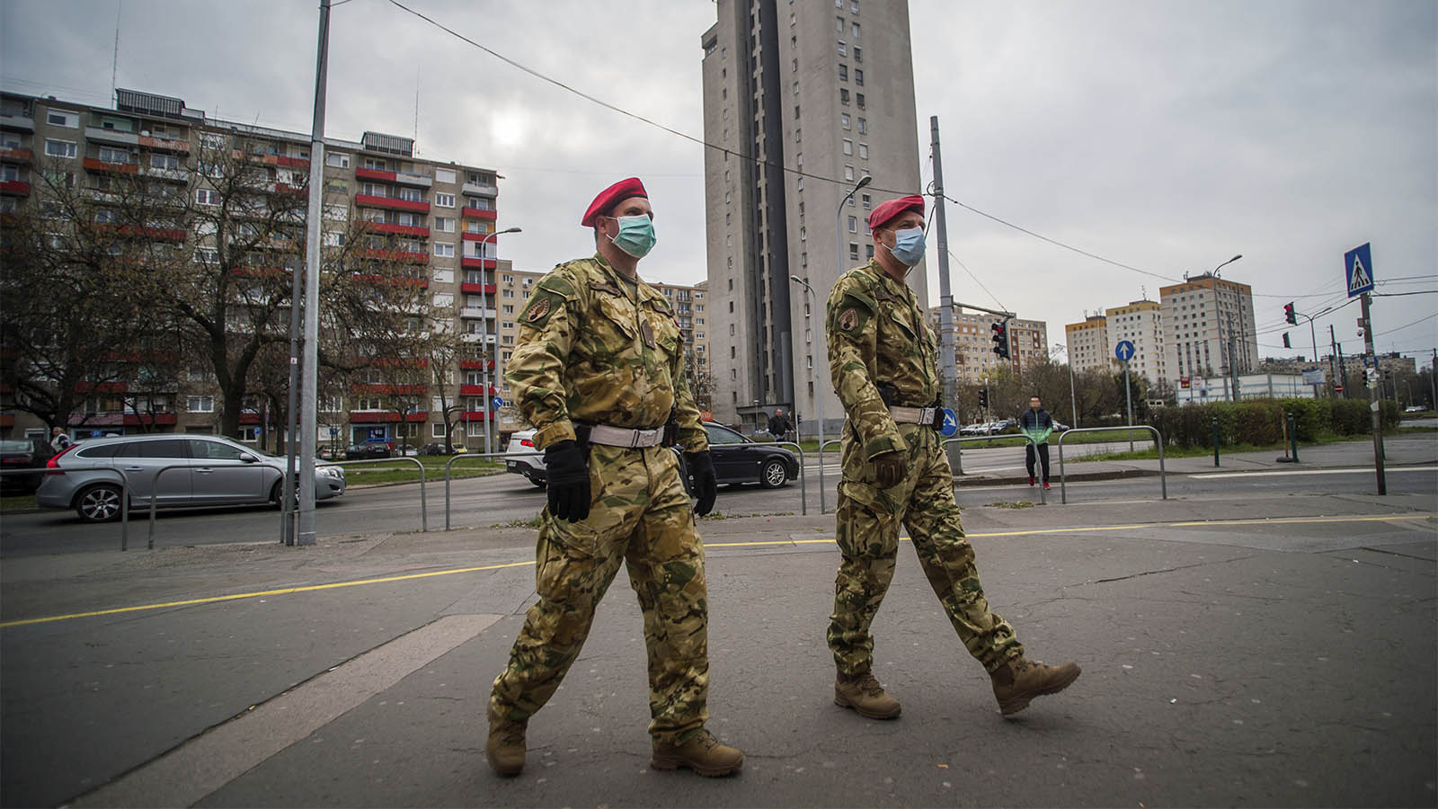 חיילי משטרה הצבאית מסיירים ברחובות בודפשט, הונגריה. 30 במרץ (Zoltan Balogh/MTI via AP)