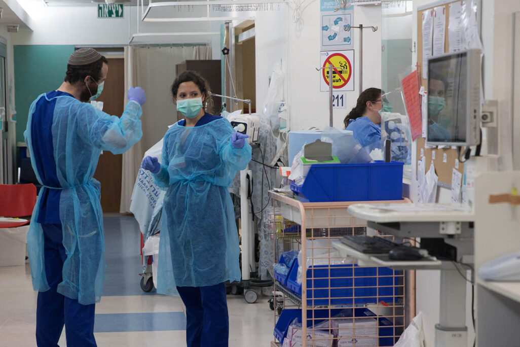 אנשי צוות רפואי בבית החולים שערי צדק בירושלים. 31 במרץ (צילום: נתי שוחט/פלאש90)
