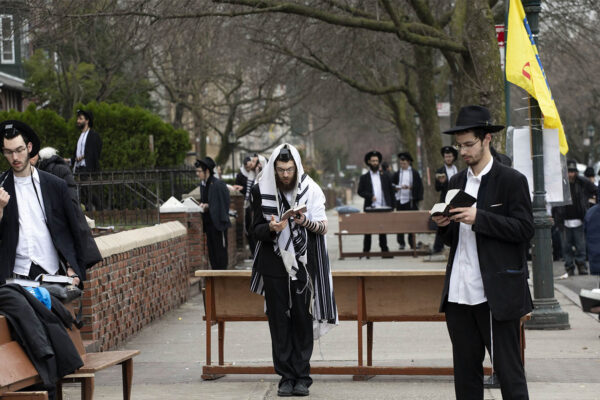 חסידי חב"ד בברוקלין ניו יורק מתפללים בריחוק חברתי 20 במרץ (AP Photo/Mark Lennihan)